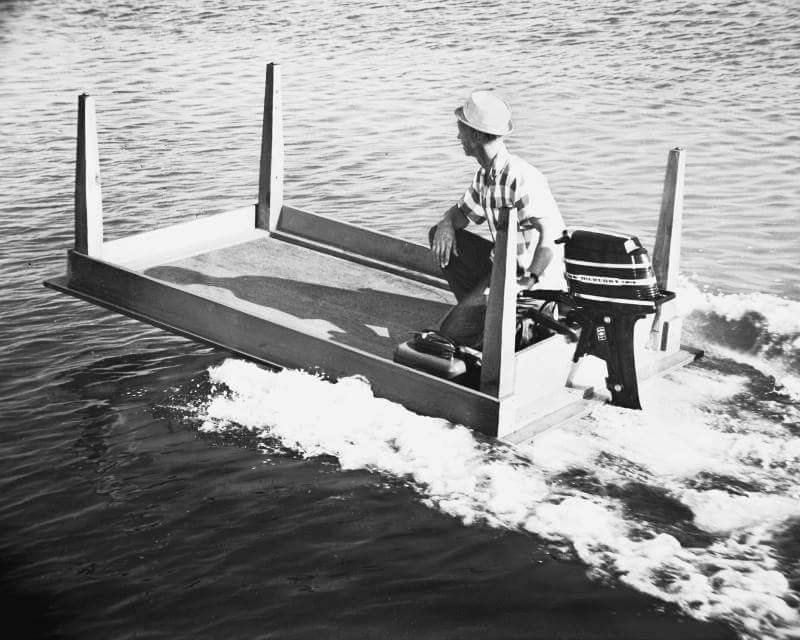 Une table transformée en bateau : toutes échelles confondues.
